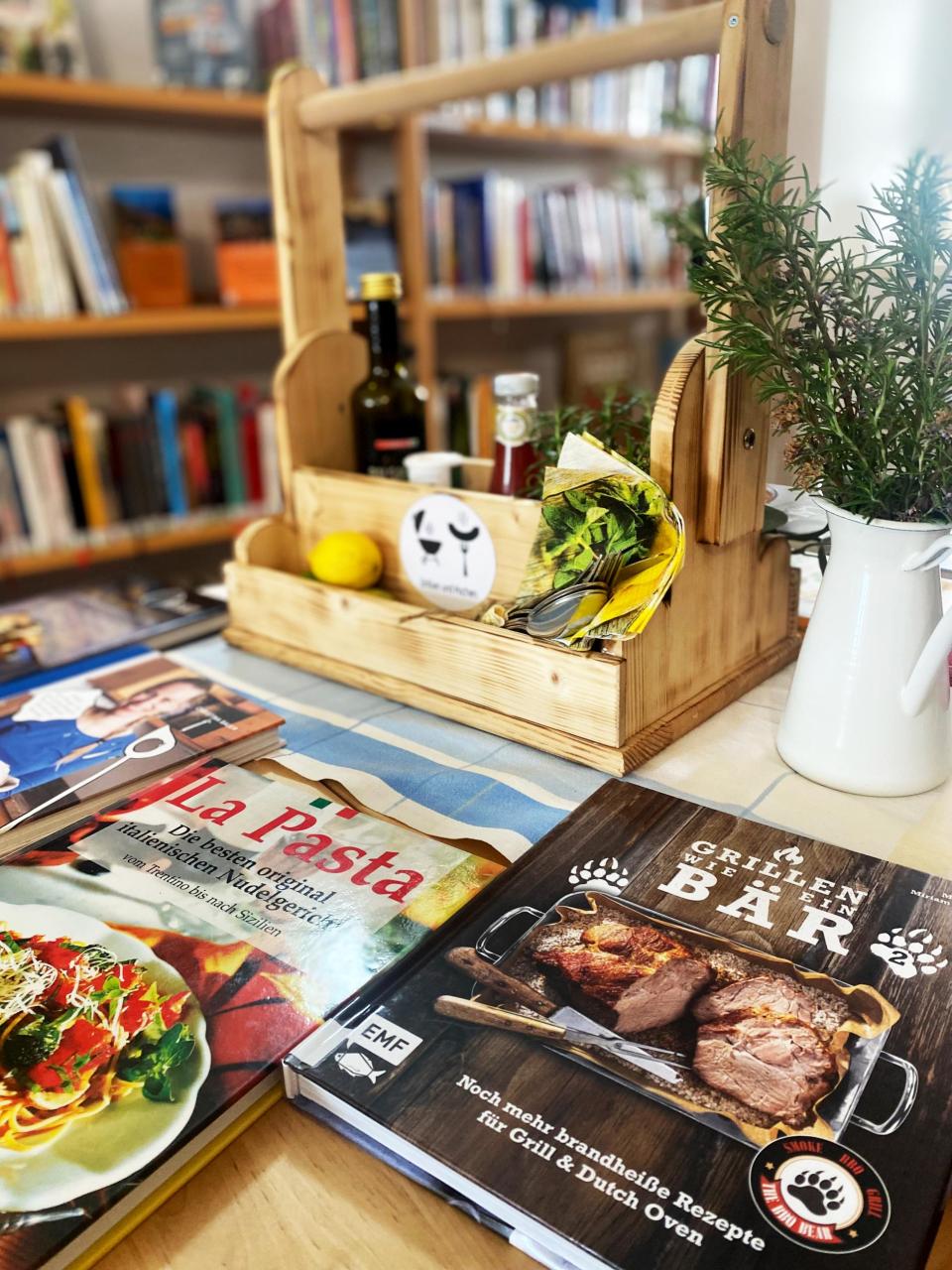 Büchertisch zum Thema Grillen und Kochen