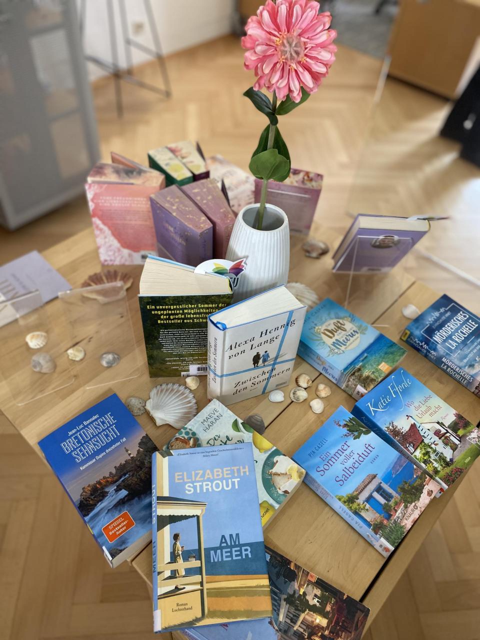 Büchertisch im Juni 2025