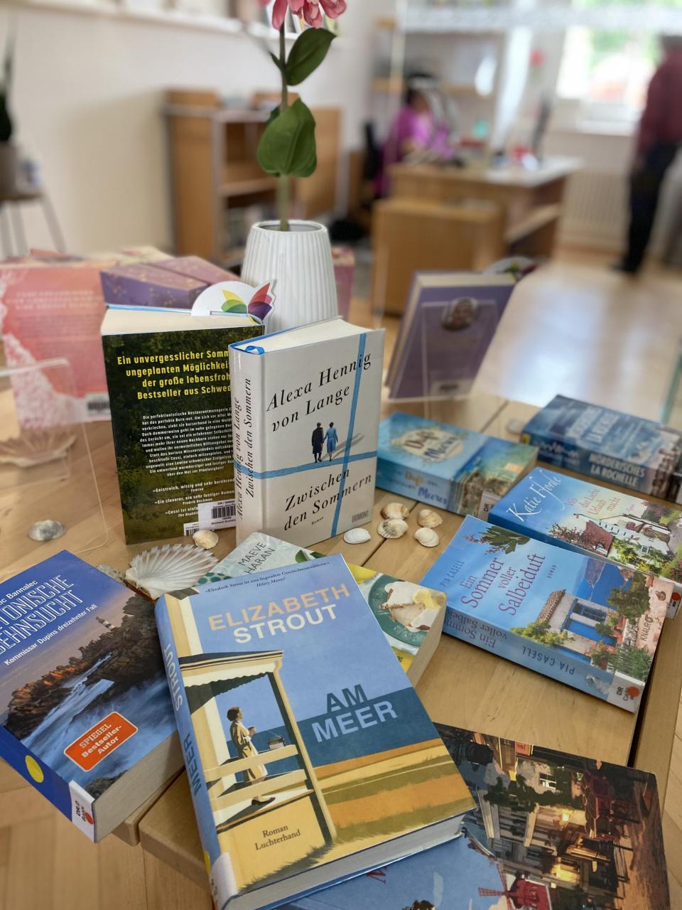 Büchertisch im Juni 2025