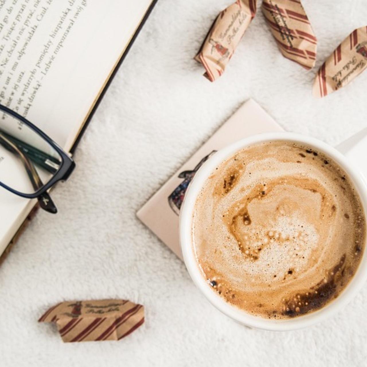 Buch mit Kaffeetasse im Literaturcafe