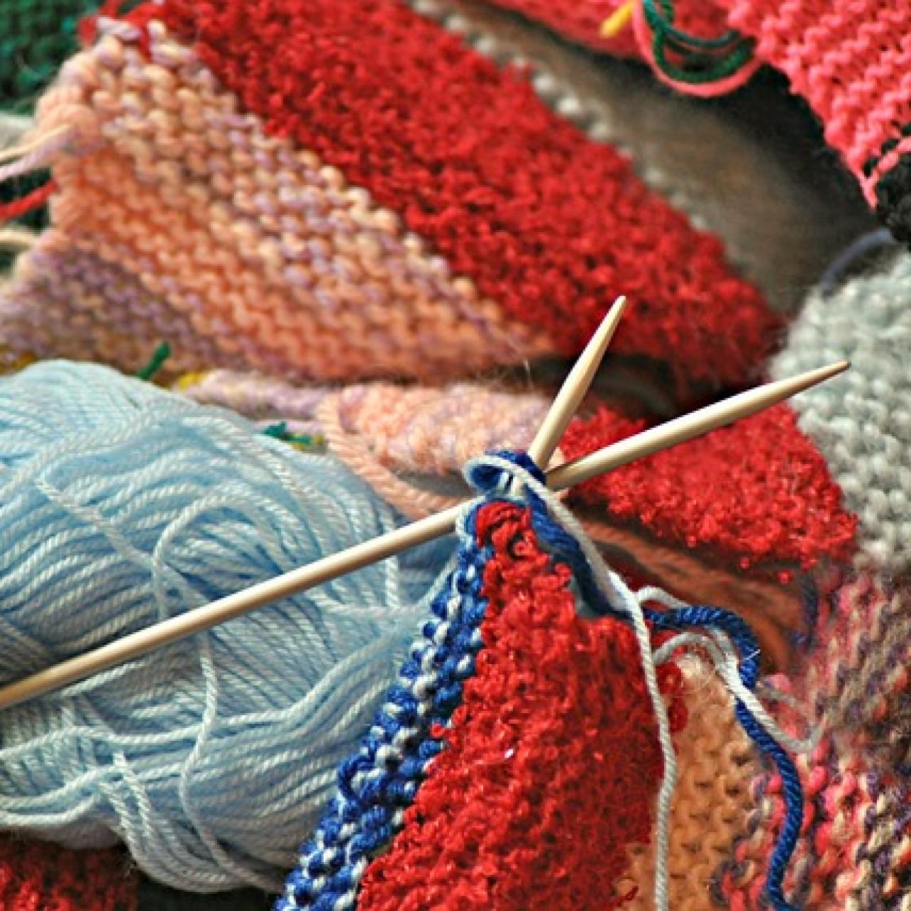 Wolle und Strickzeug zum Handarbeiten