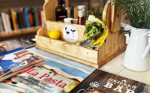 Büchertisch zum Thema Grillen und Kochen